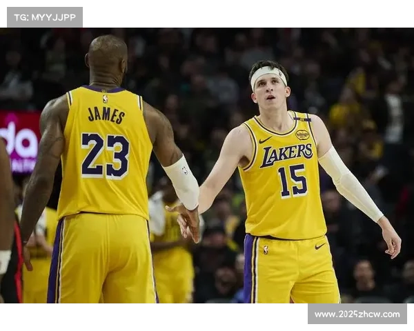 詹姆斯赛后拥抱里夫斯，手拿坐垫显疲惫